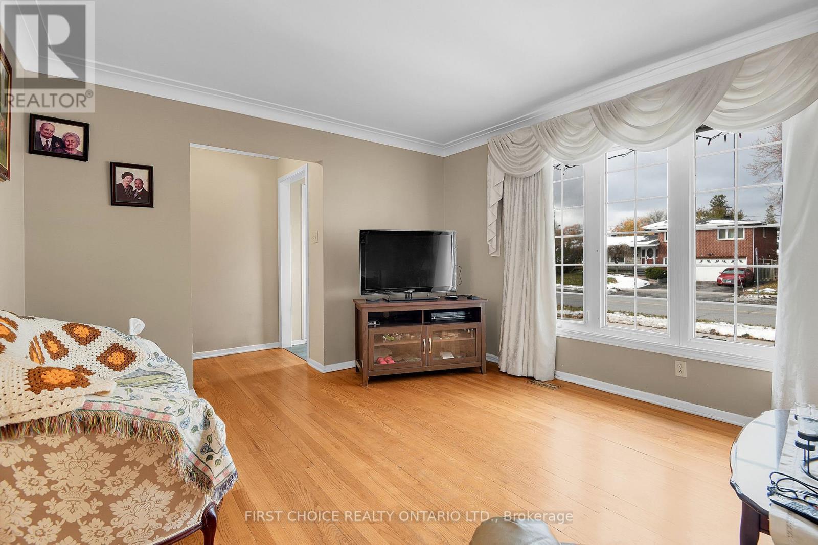 22 Meadowlands Drive W