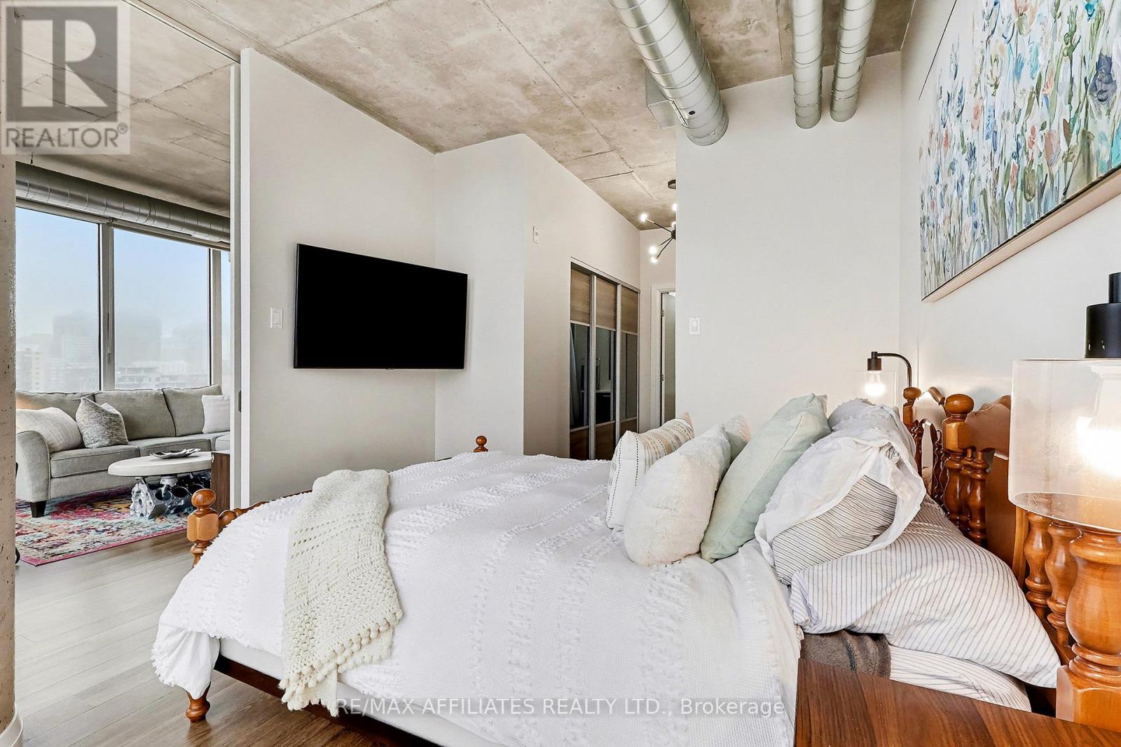 710 - 354 Gladstone Avenue