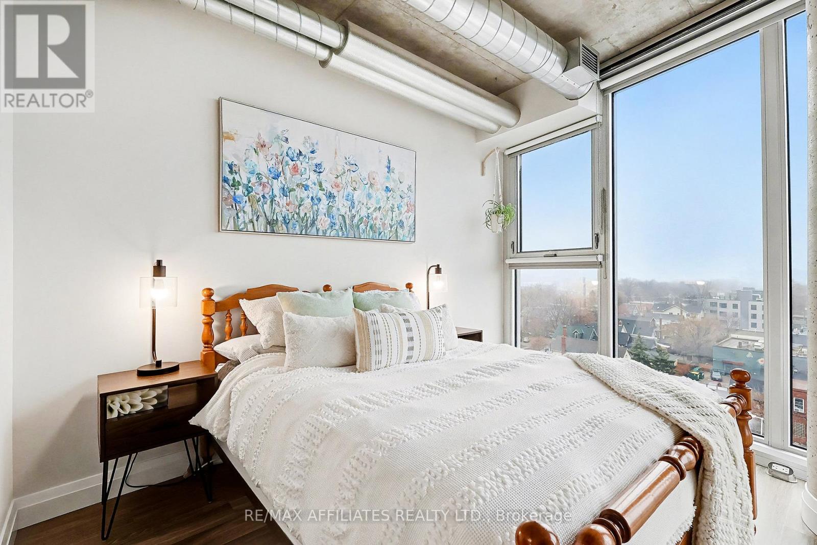 710 - 354 Gladstone Avenue