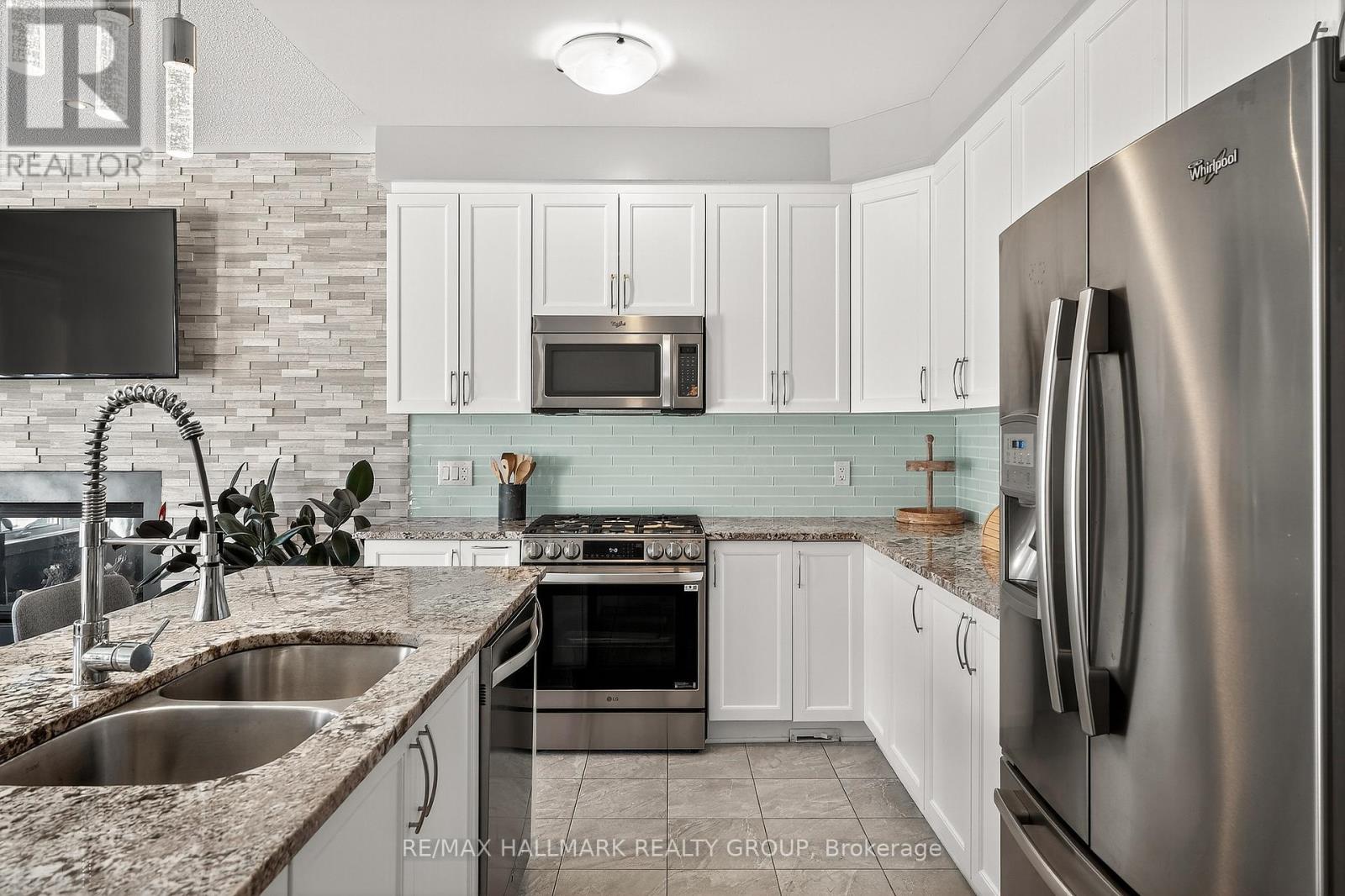 332 Gracewood Crescent