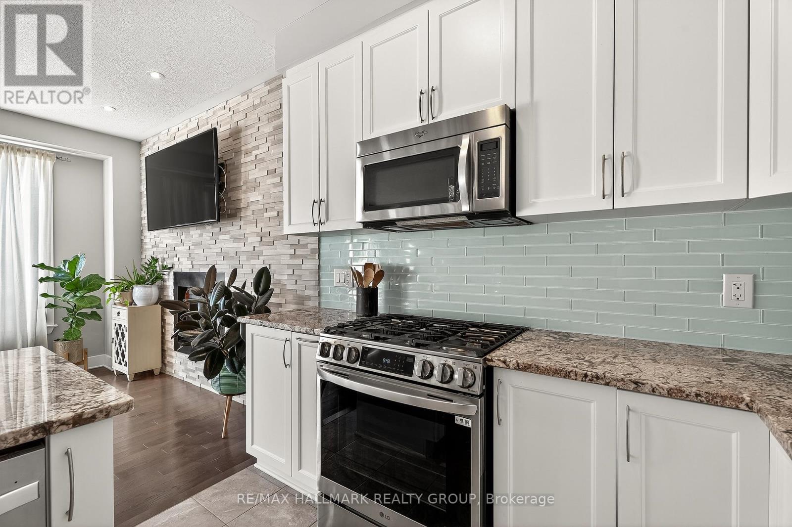 332 Gracewood Crescent