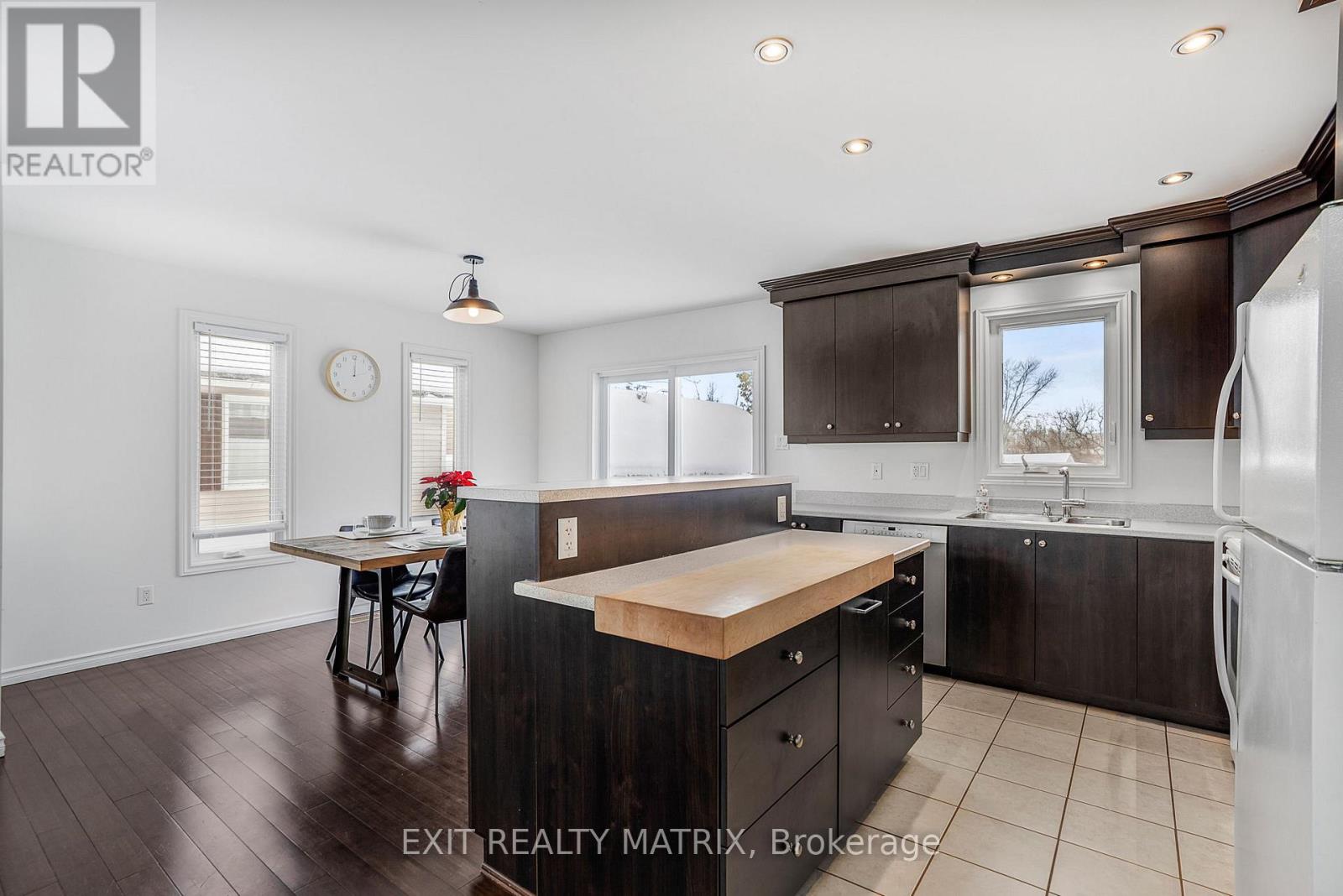 156 Longueuil Street