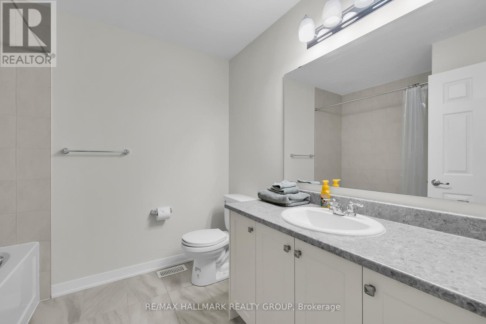 1076 Curraglass Walk