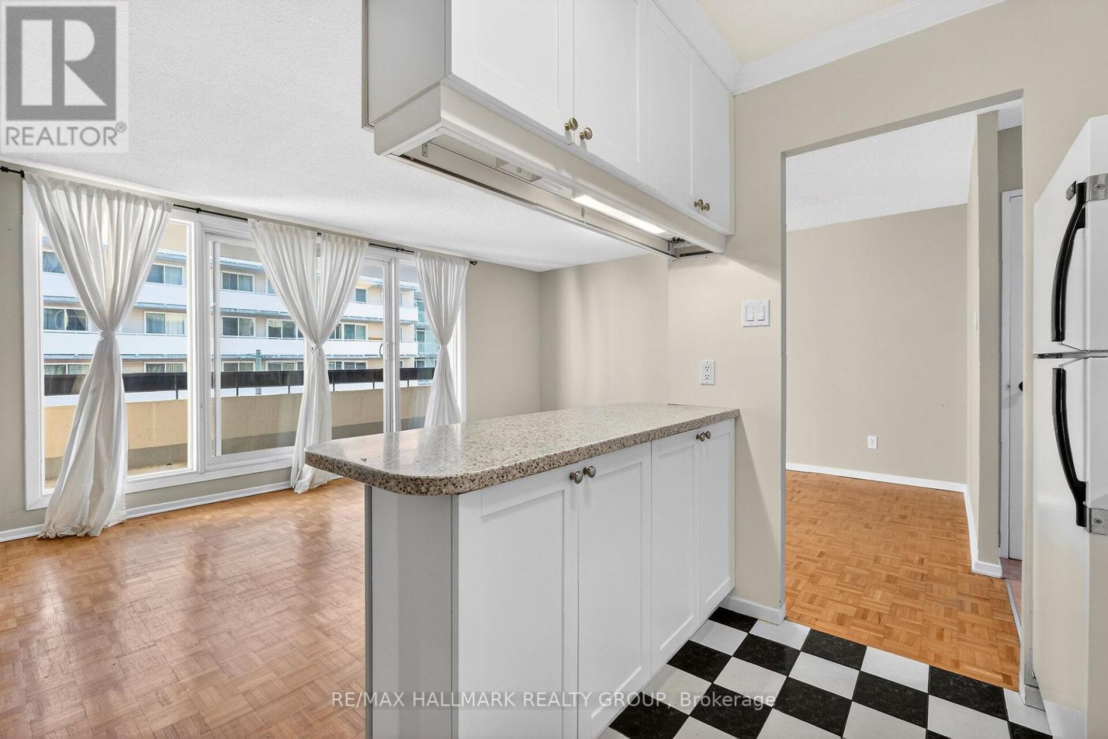 705 - 141 Somerset Street W