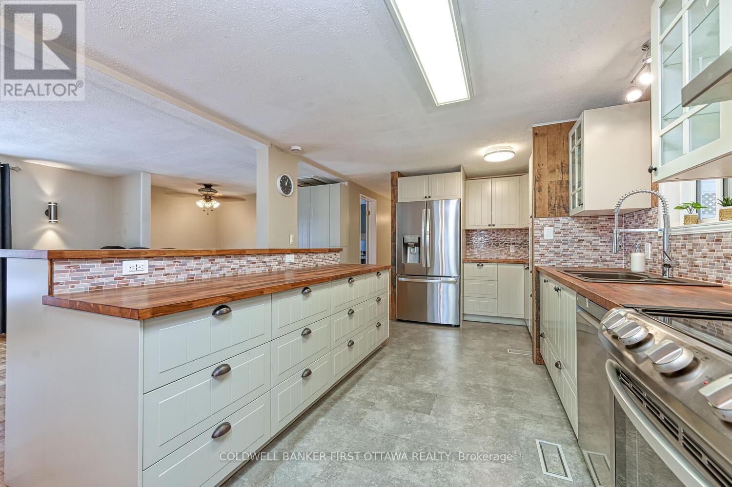 40 Fringewood Drive E