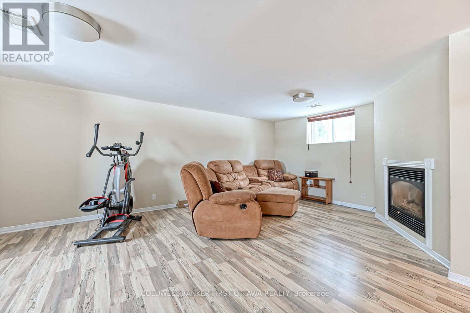 40 Fringewood Drive E