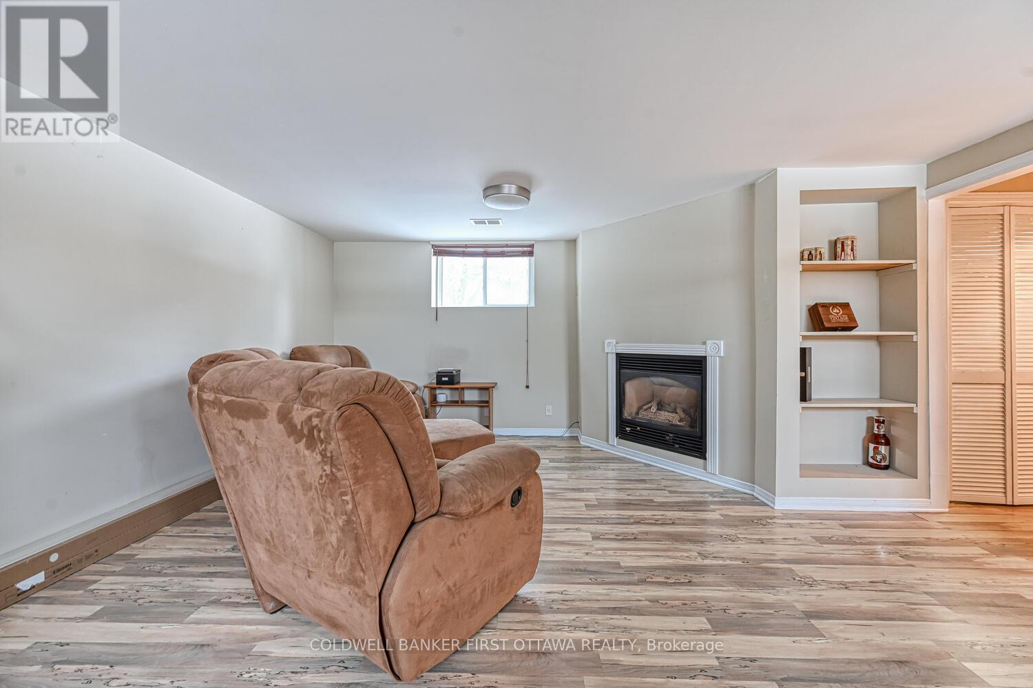 40 Fringewood Drive E