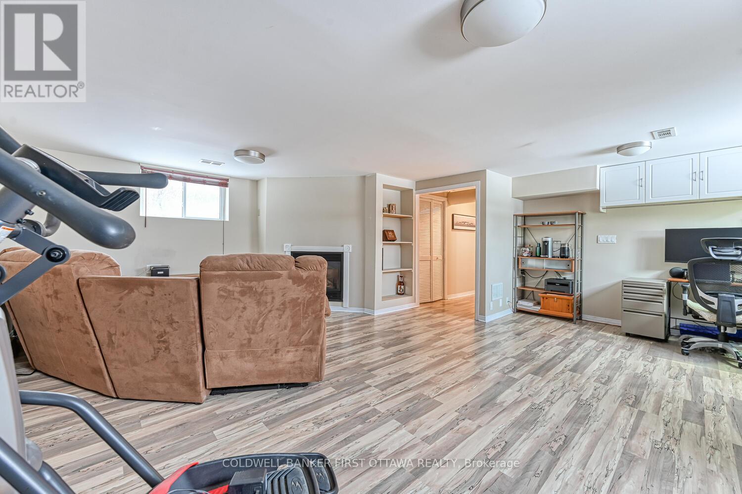 40 Fringewood Drive E