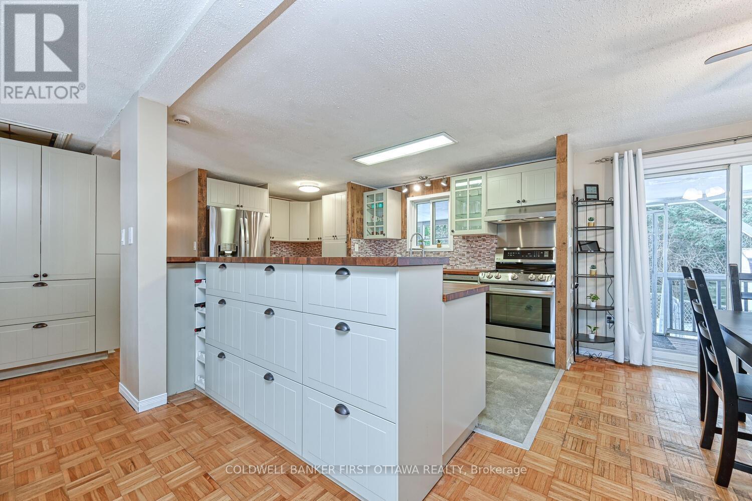 40 Fringewood Drive E