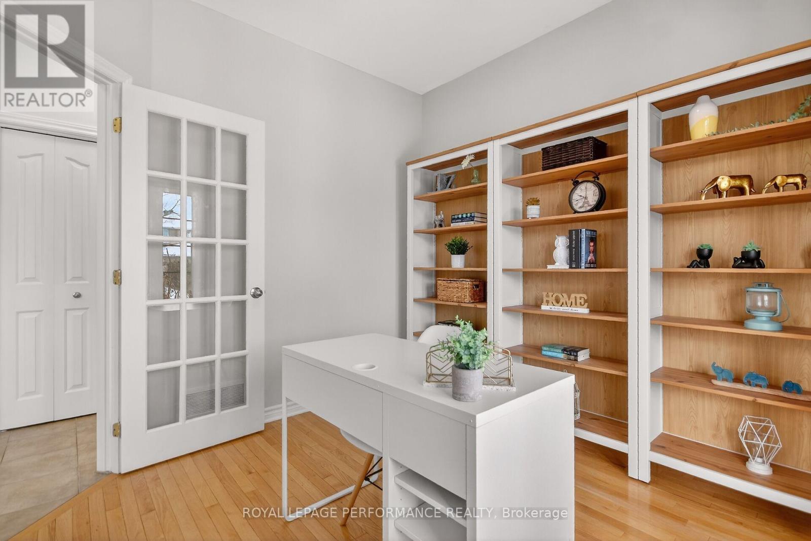 1910 Schroeder Crescent