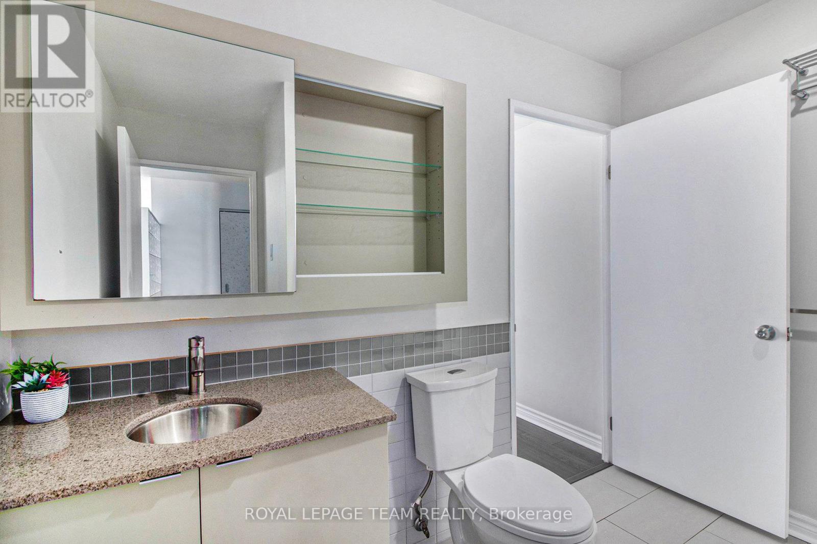 2208 - 324 Laurier Avenue W