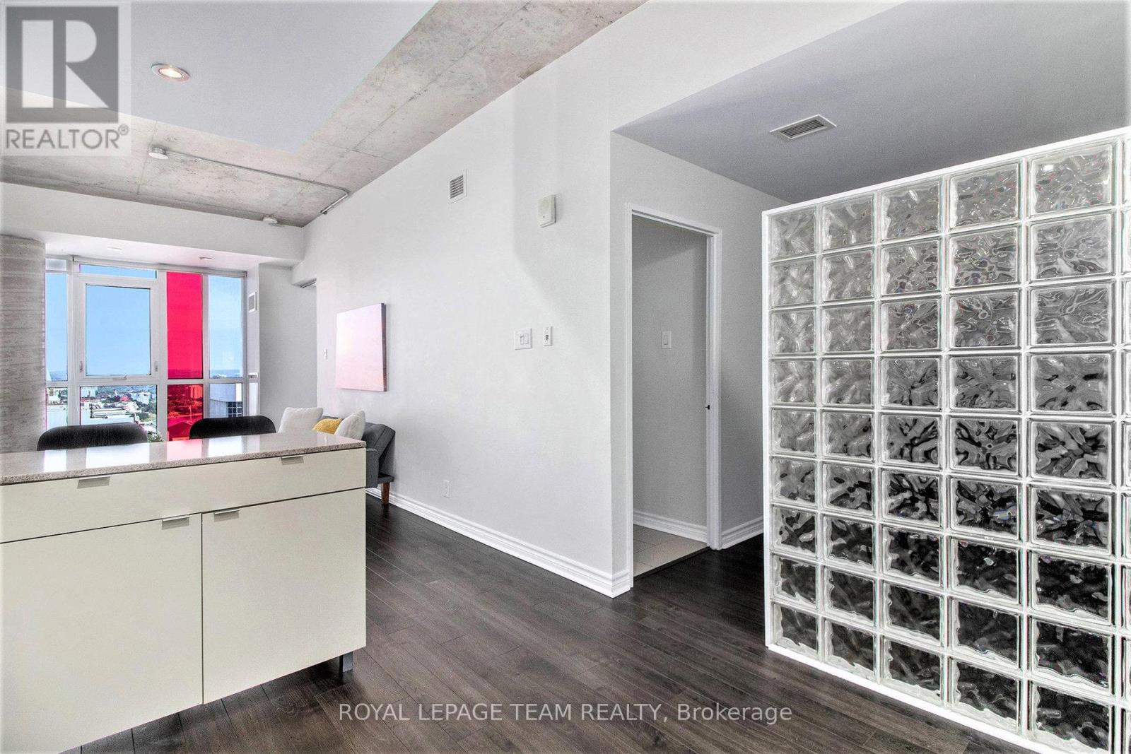 2208 - 324 Laurier Avenue W