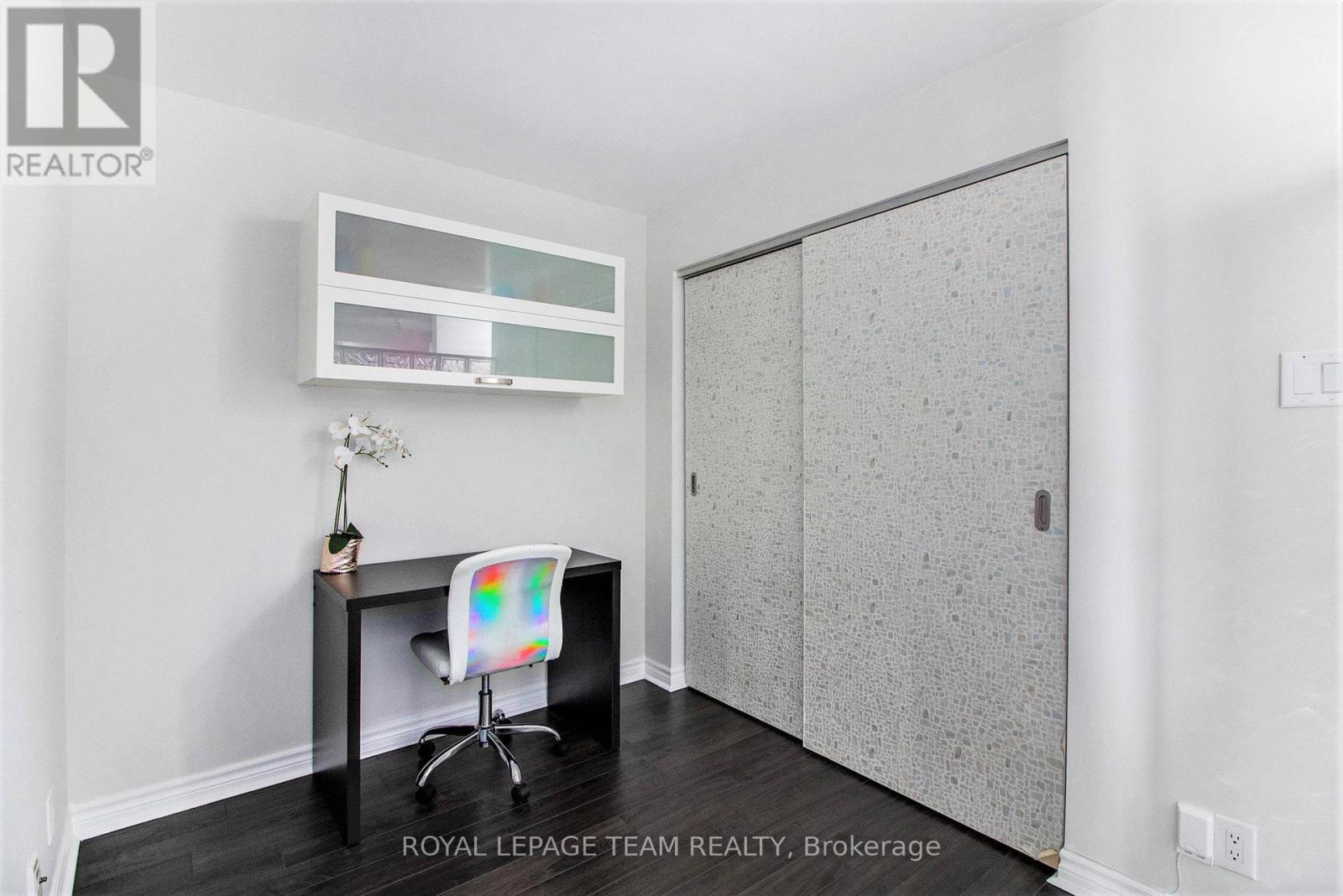 2208 - 324 Laurier Avenue W