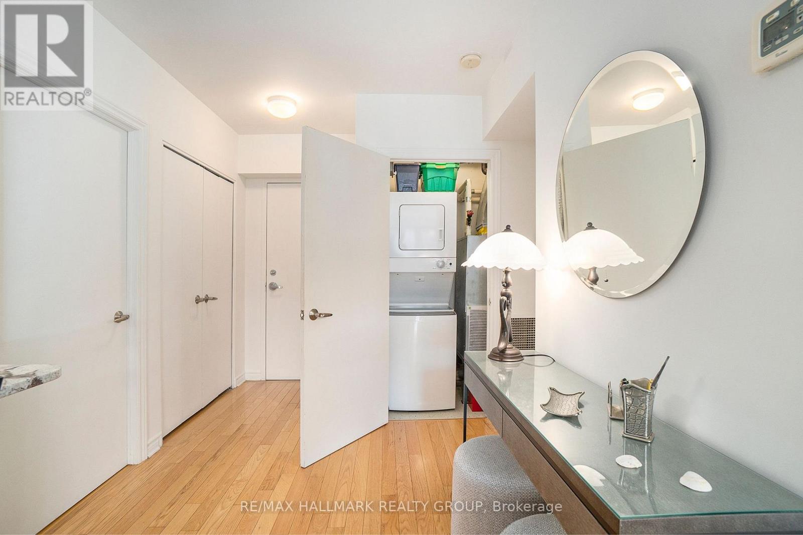 1601 - 445 Laurier Avenue W