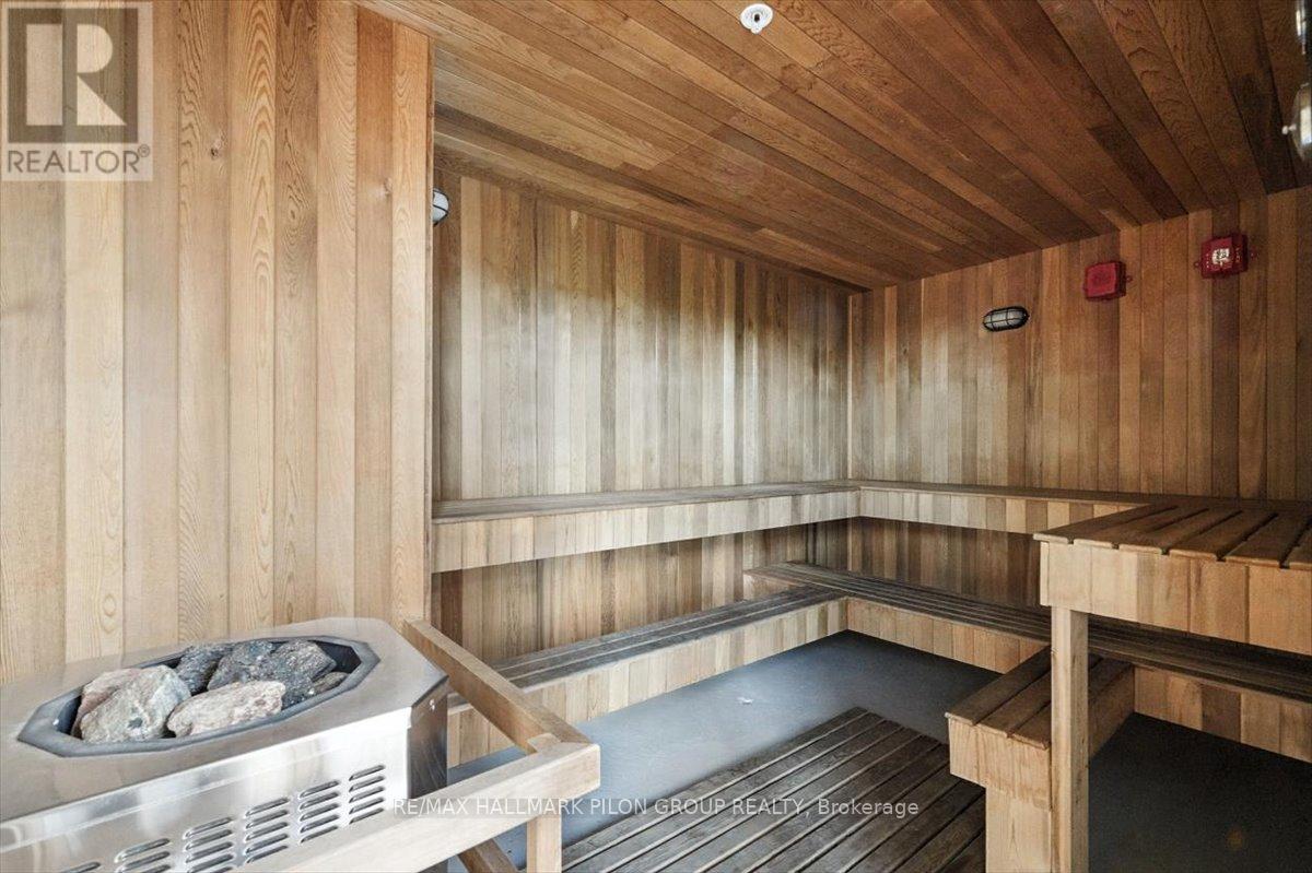 3907 - 805 Carling Avenue