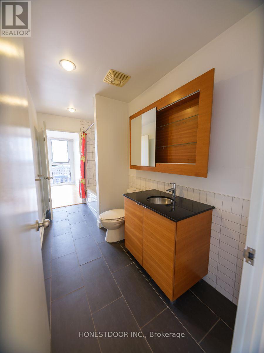 1610 - 324 Laurier Avenue W