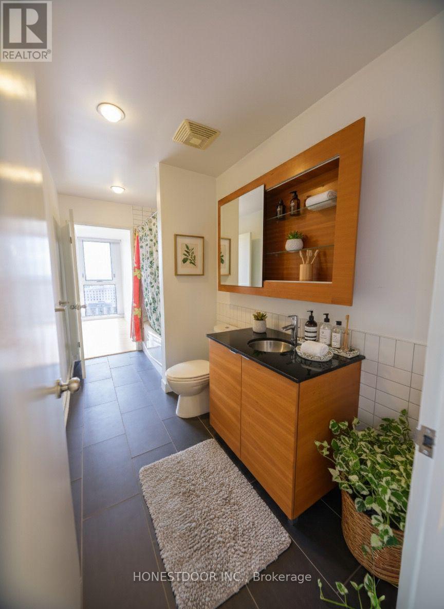 1610 - 324 Laurier Avenue W