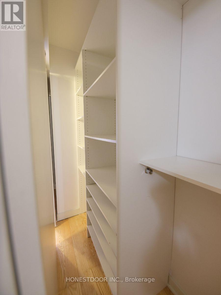 1610 - 324 Laurier Avenue W