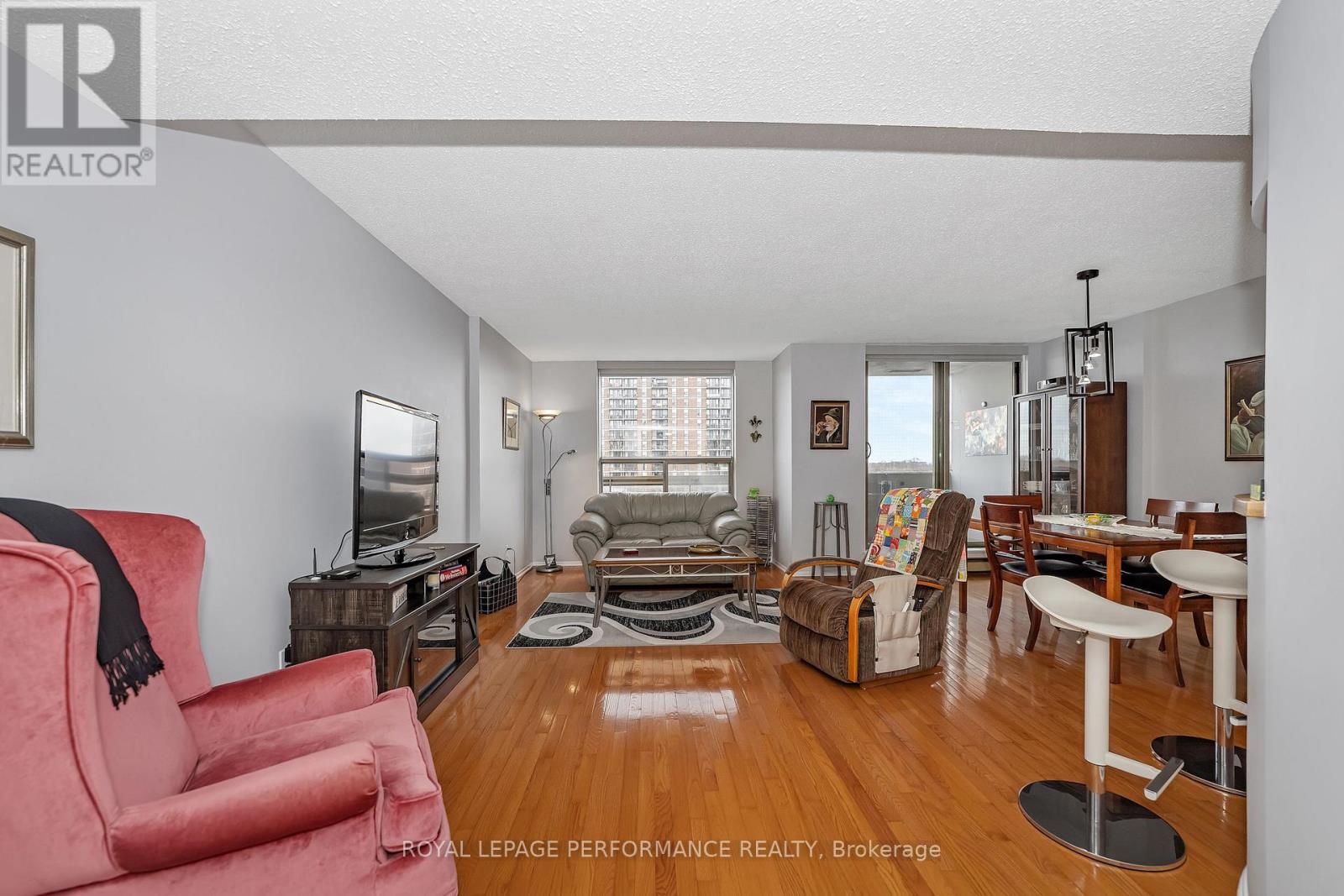 903 - 200 Lafontaine Avenue