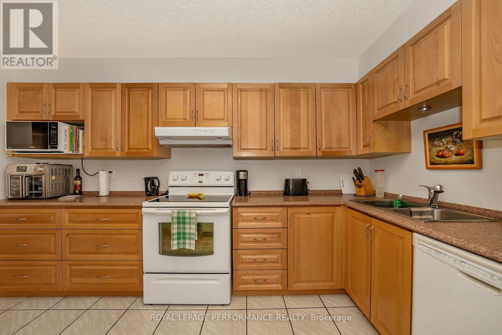 903 - 200 Lafontaine Avenue