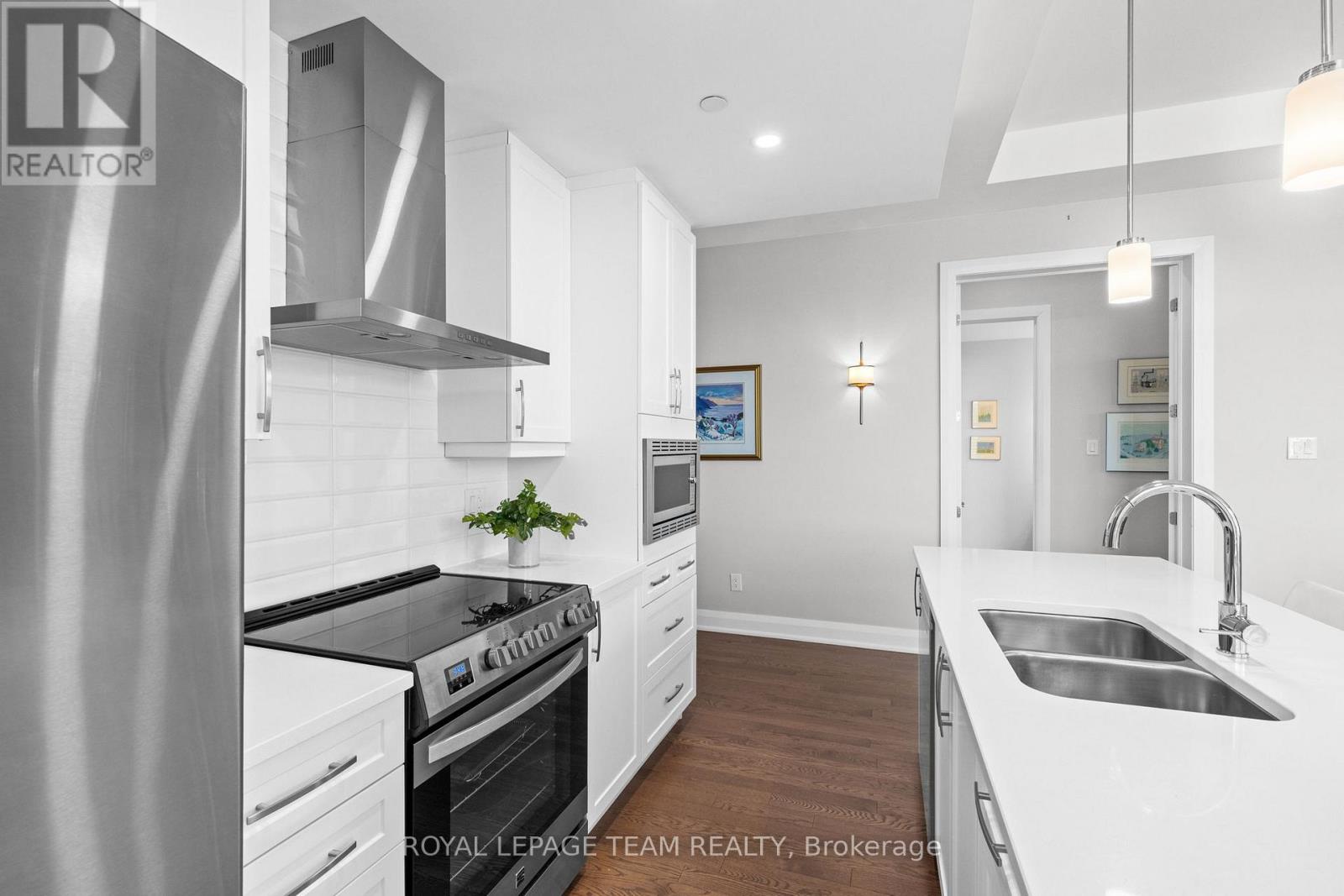 301 - 110 Cortile Private