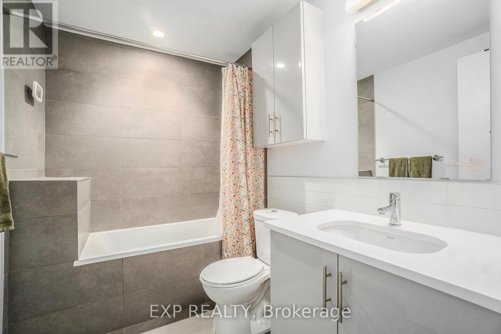 206 - 1000 Wellington Street W