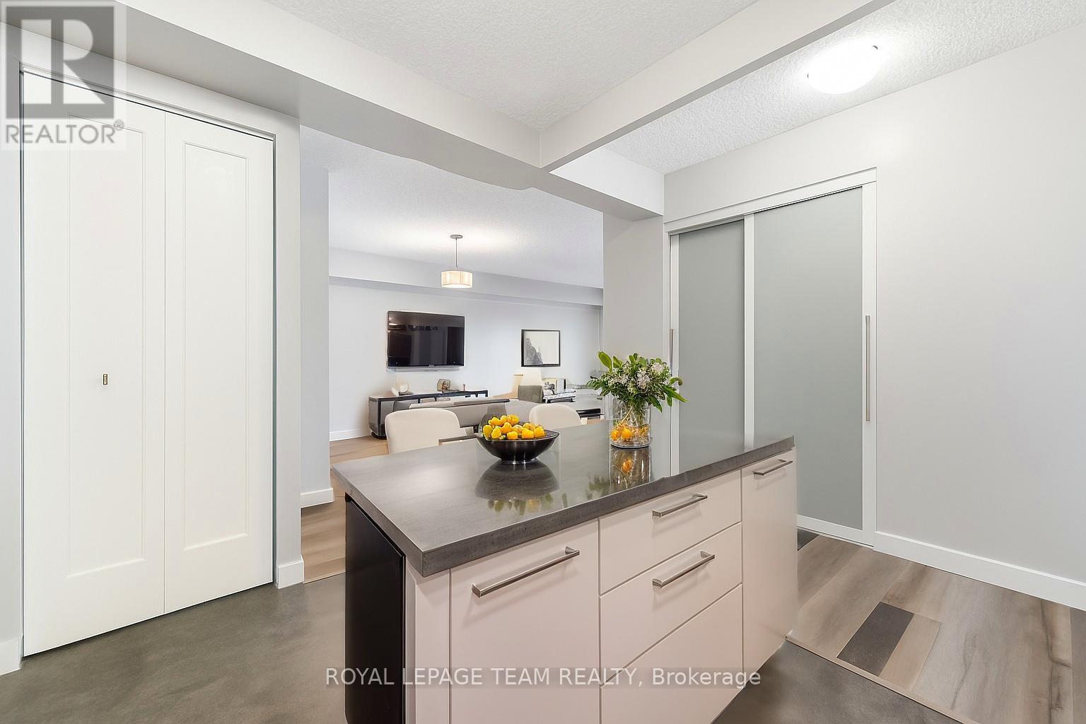 901 - 200 Bay Street