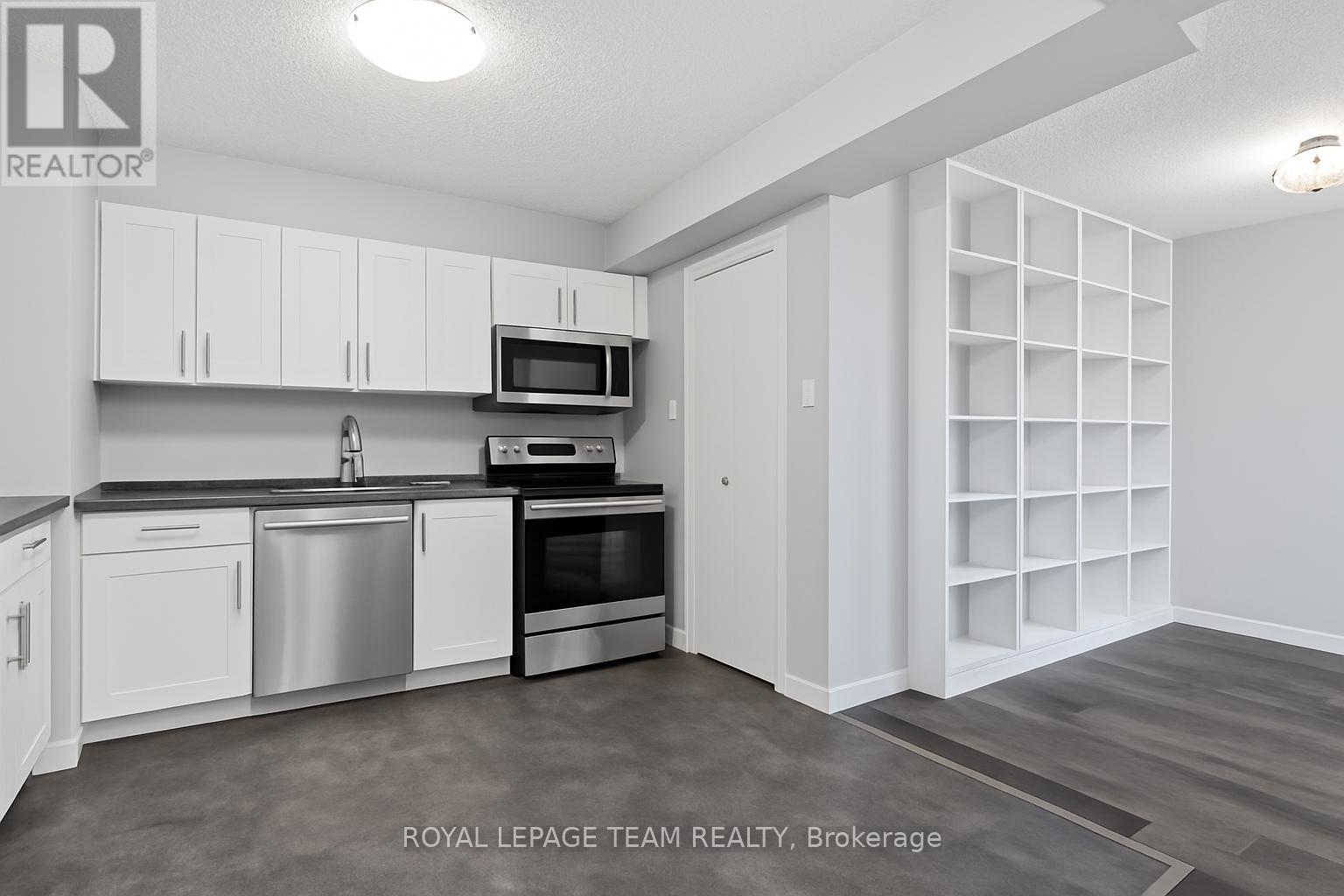 901 - 200 Bay Street