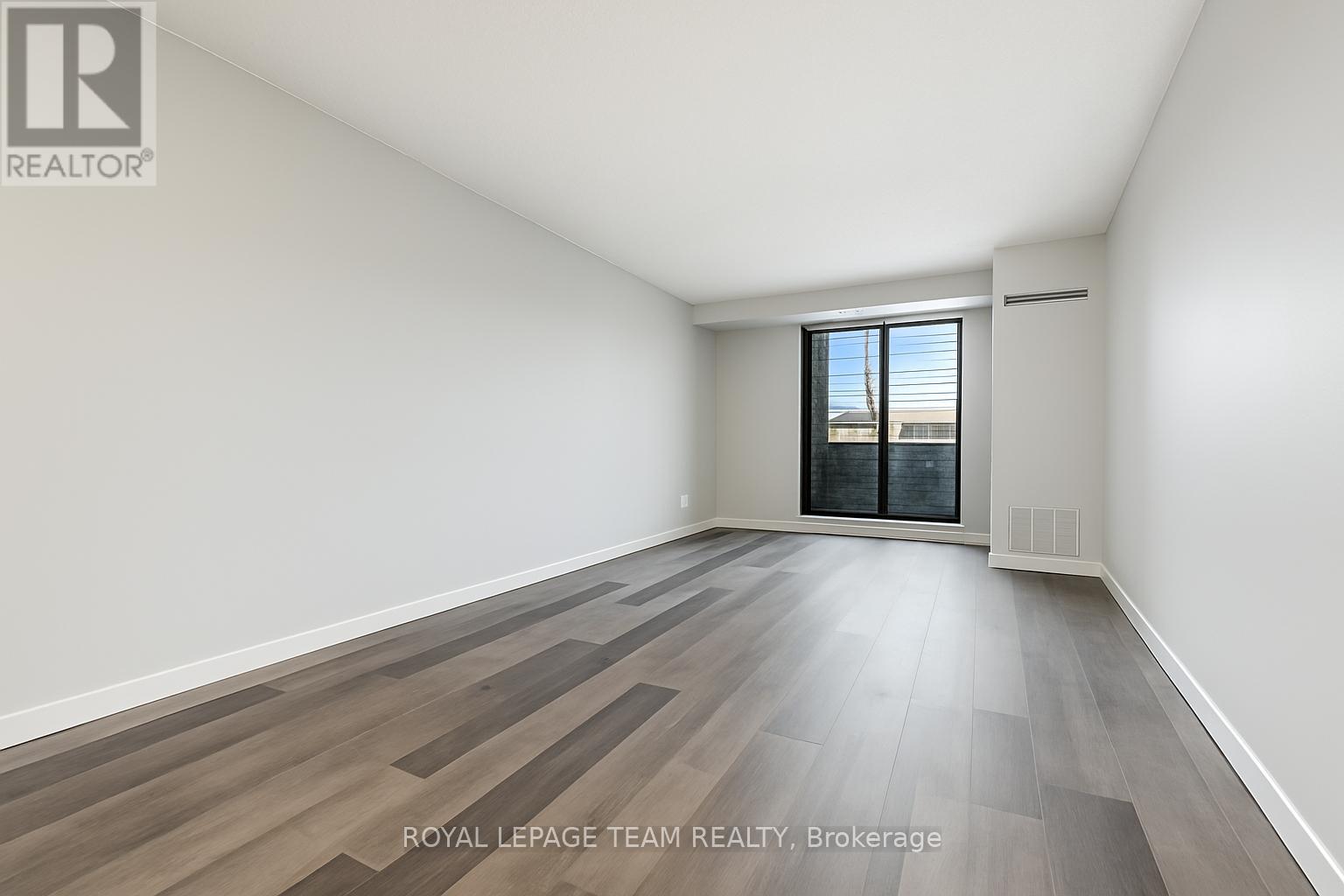 901 - 200 Bay Street