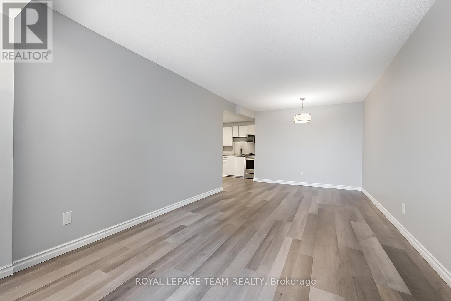 901 - 200 Bay Street