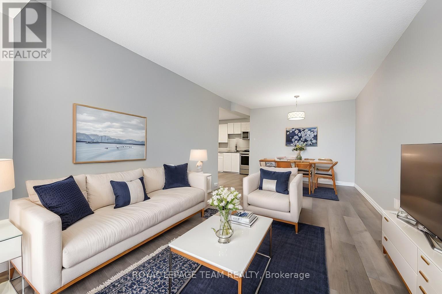 901 - 200 Bay Street