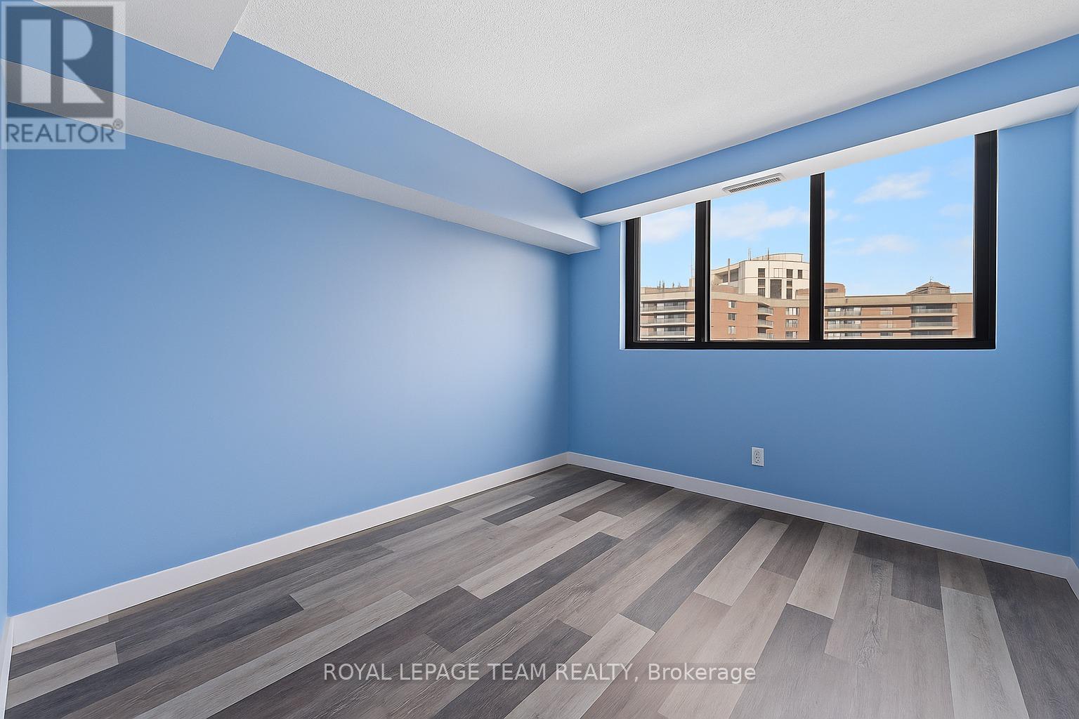 901 - 200 Bay Street