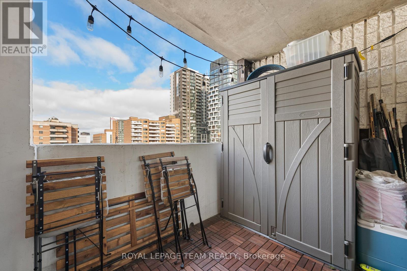 901 - 200 Bay Street