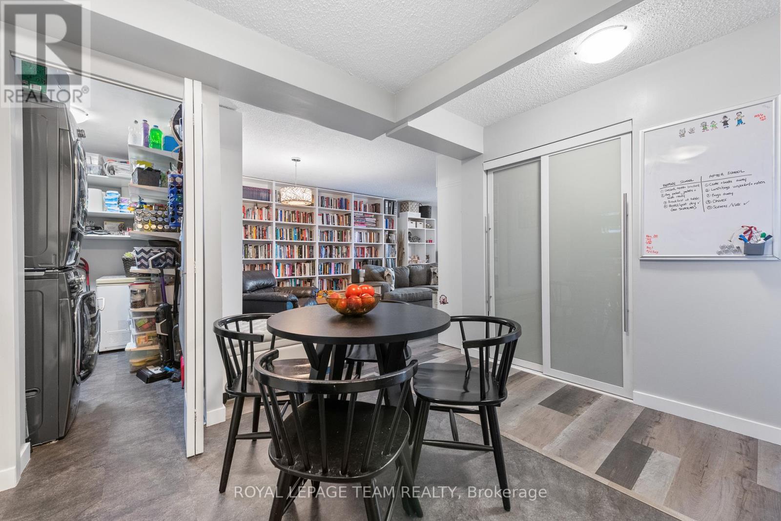 901 - 200 Bay Street