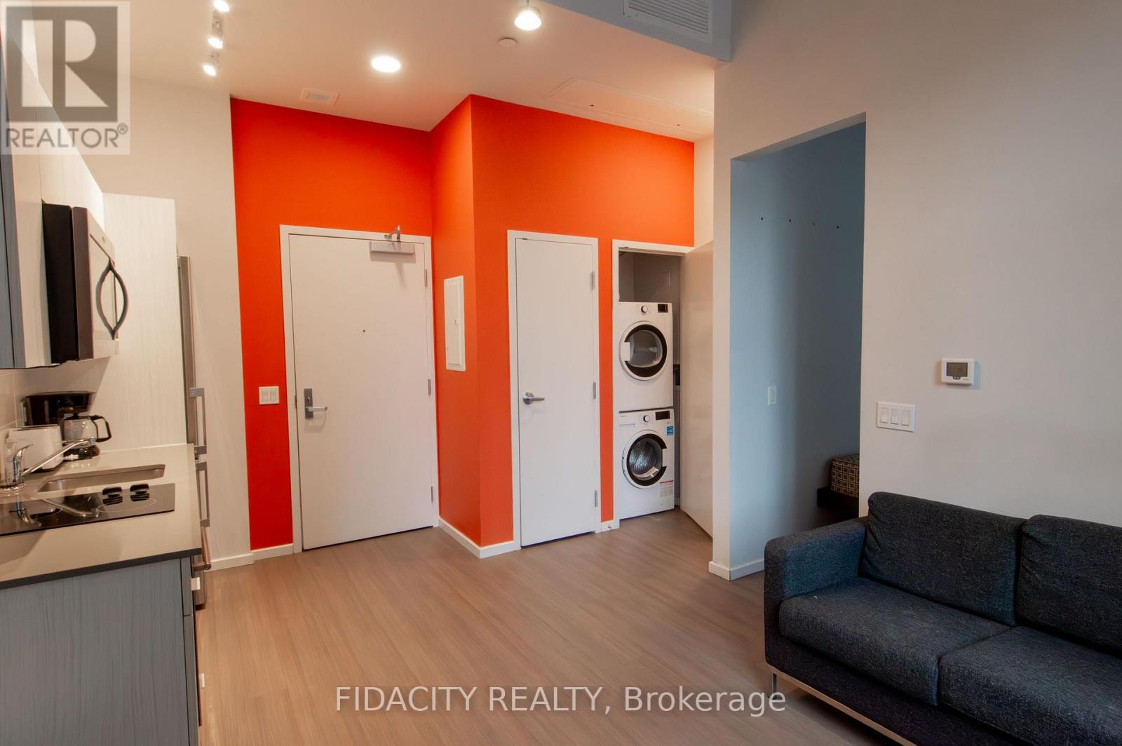 216 - 105 Champagne Avenue S