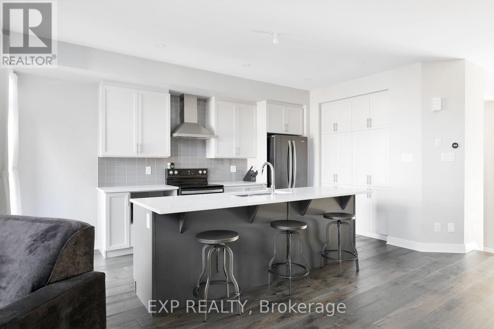 1053 Lunar Glow Crescent