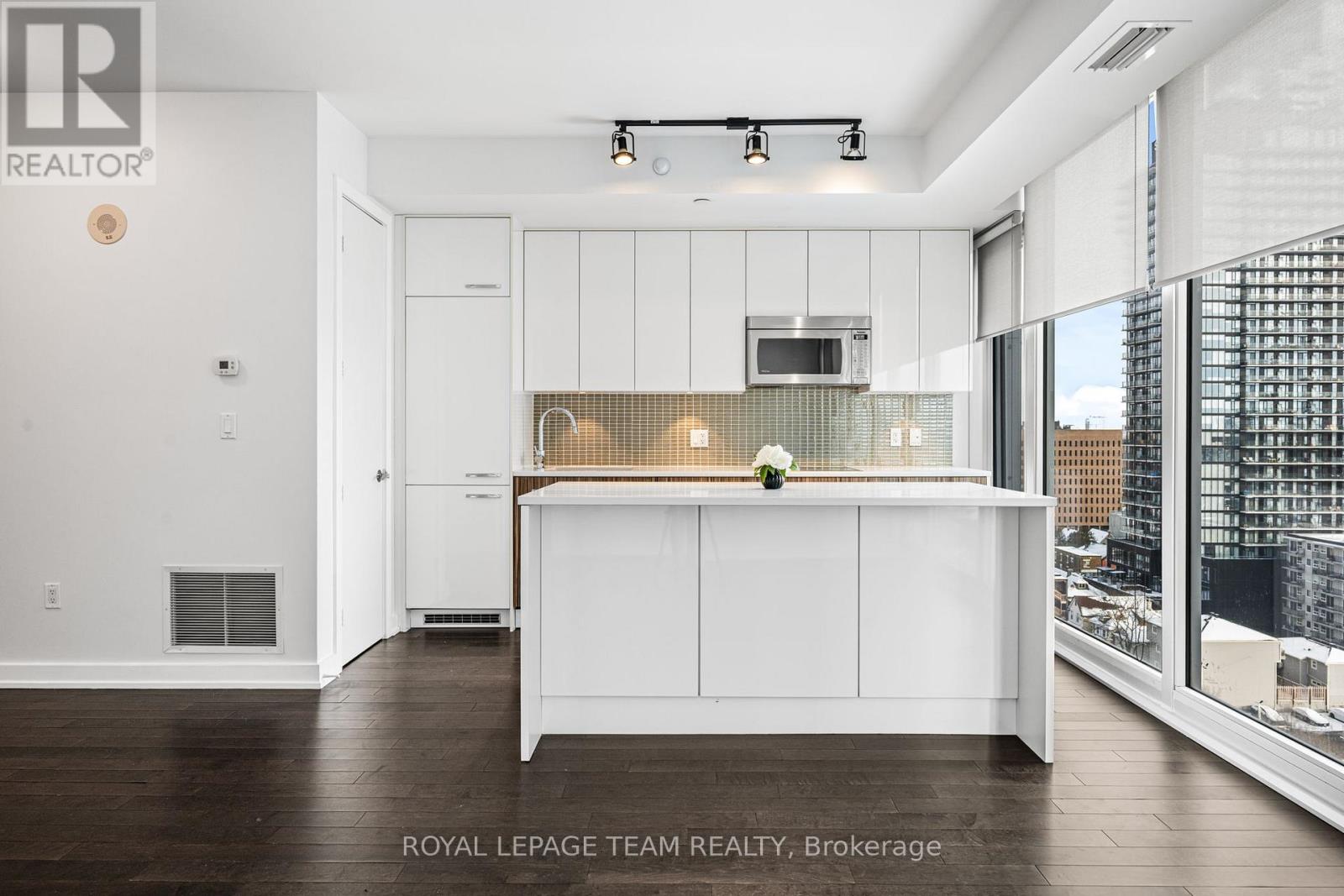 1110 - 111 Champagne Avenue S