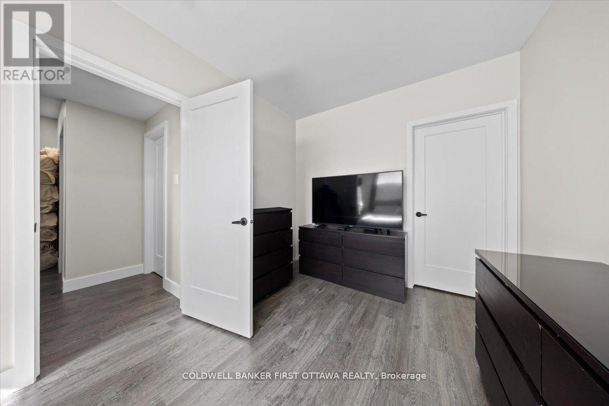 A/b - 22 Inverkip Avenue