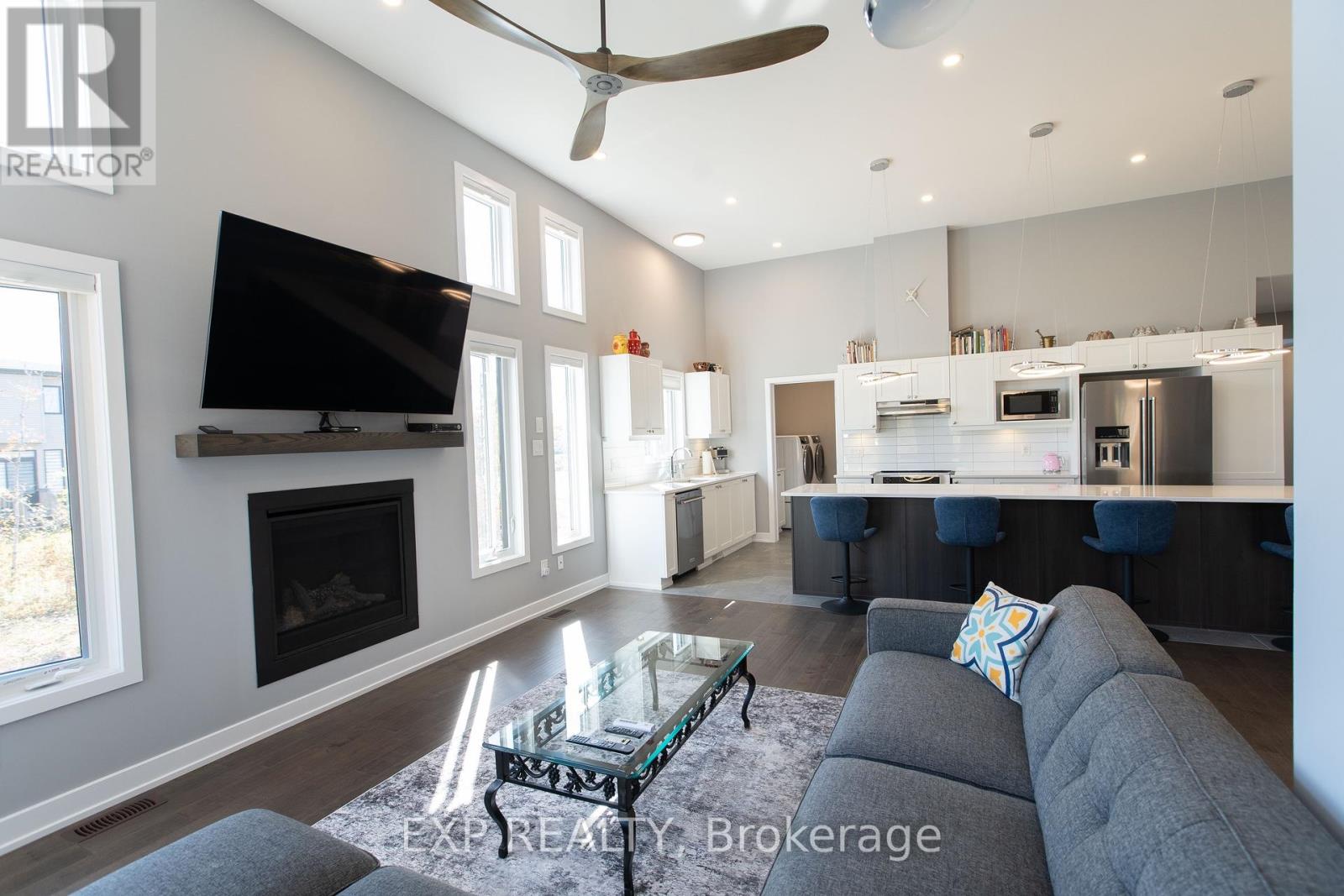 111 Frank Fisher Crescent