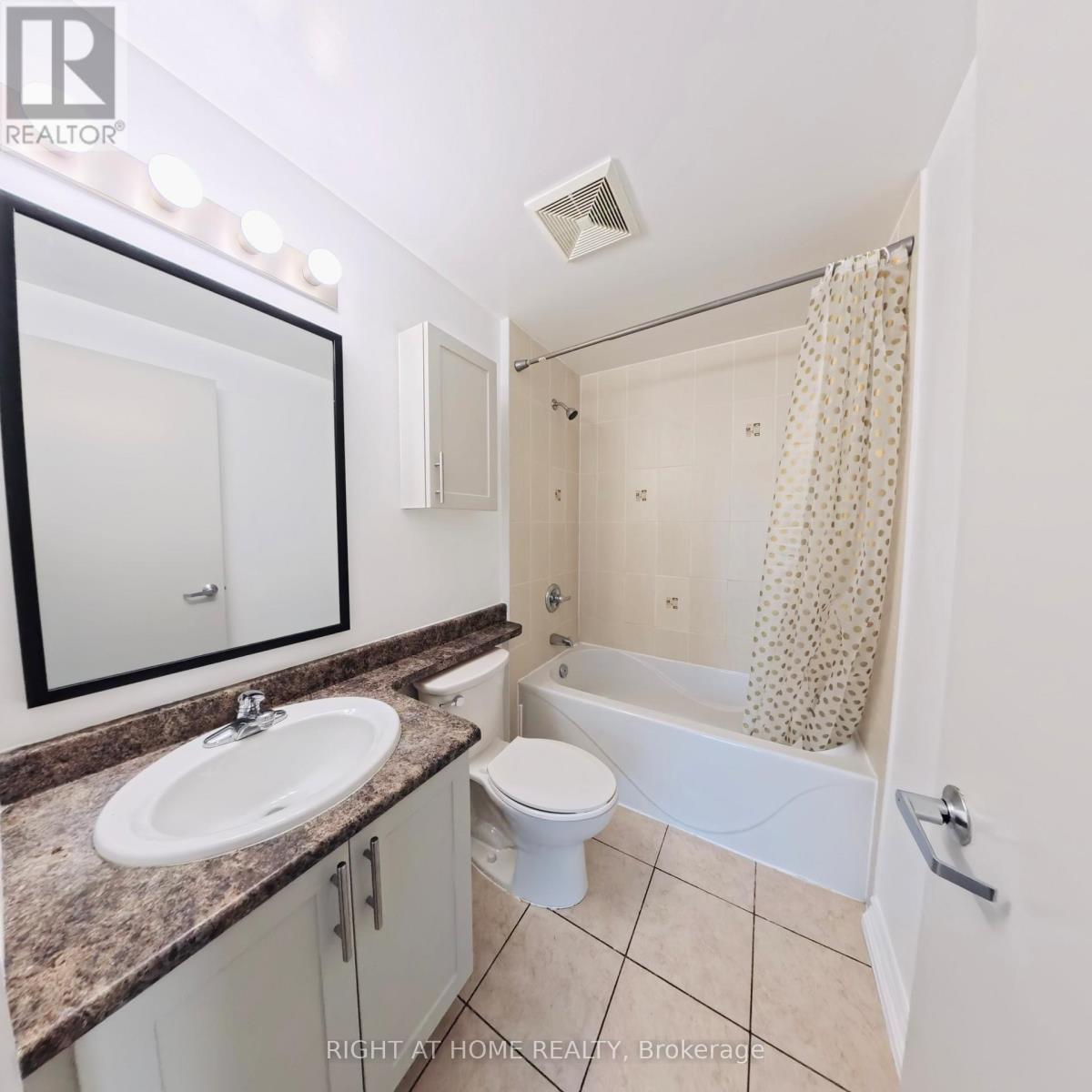 1901 - 234 Rideau Street