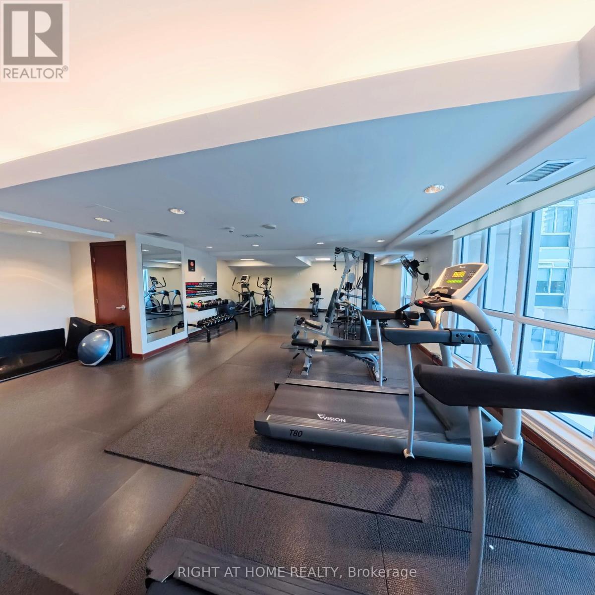 1901 - 234 Rideau Street