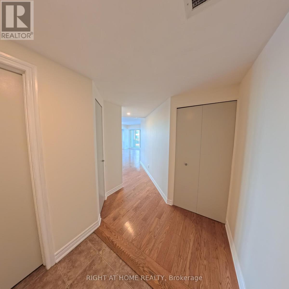 1901 - 234 Rideau Street