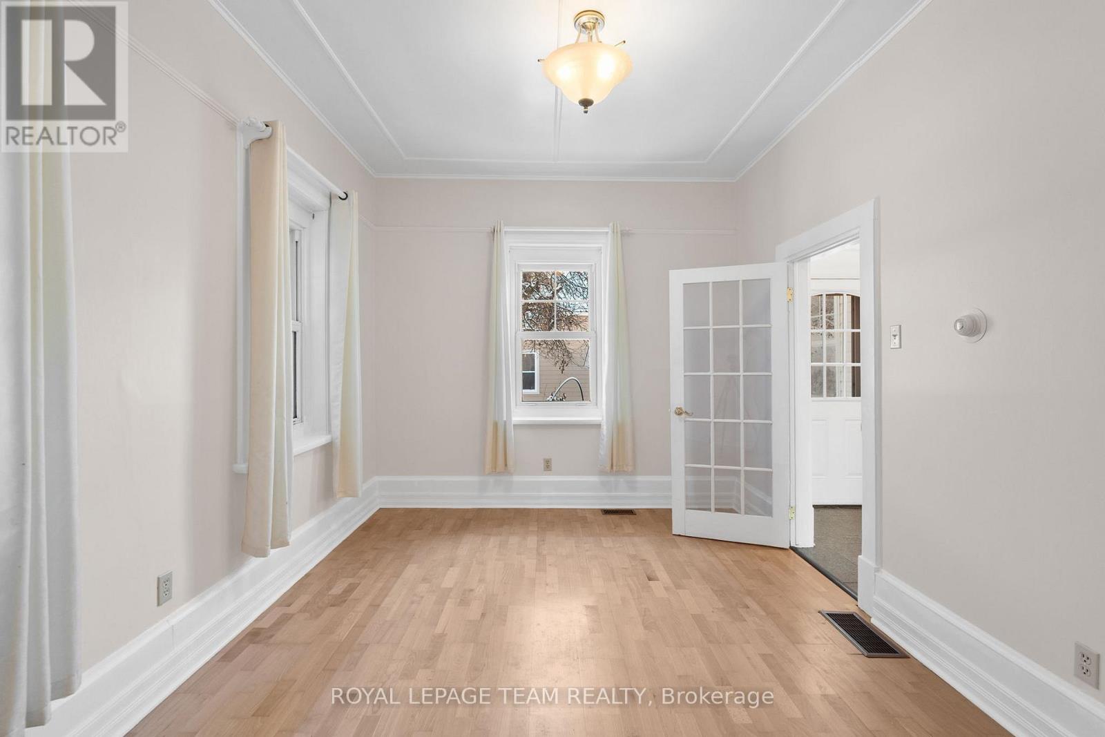 5584 Manotick Main Street