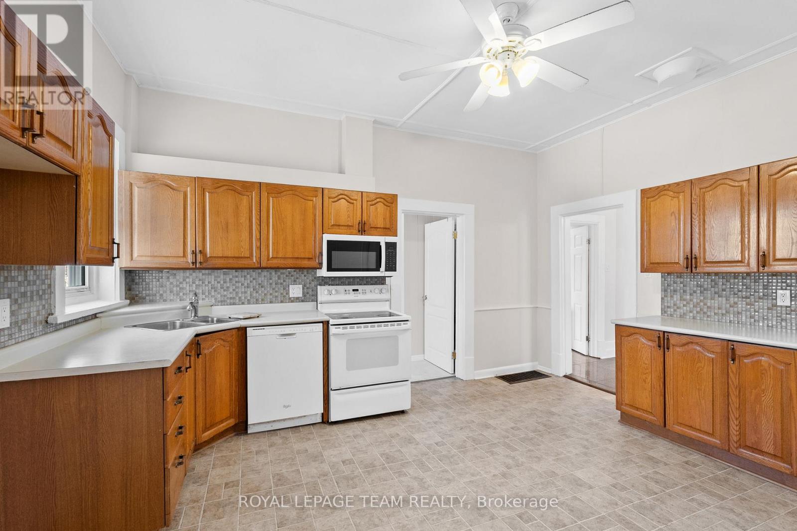 5584 Manotick Main Street