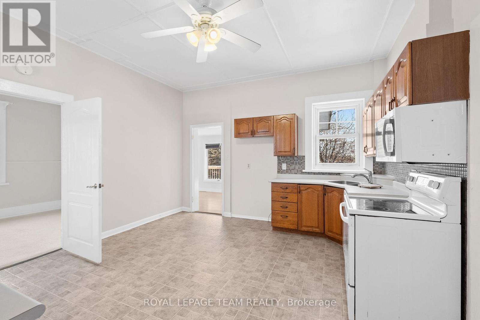 5584 Manotick Main Street