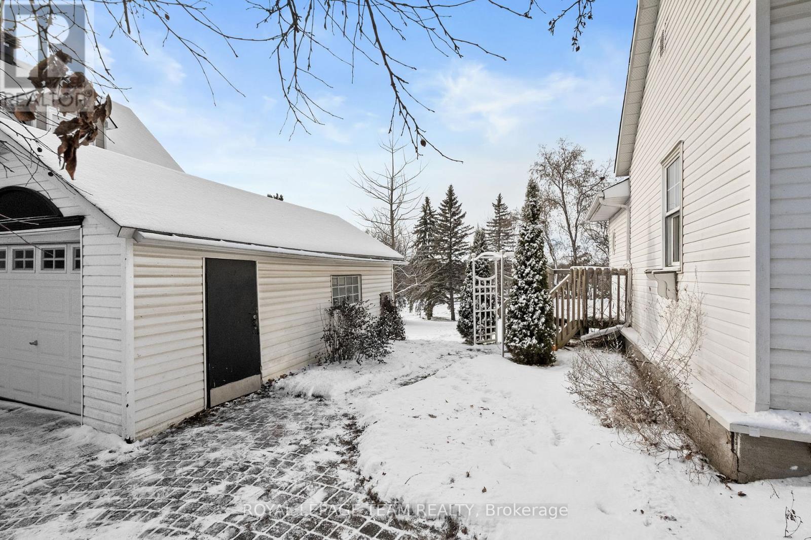 5584 Manotick Main Street