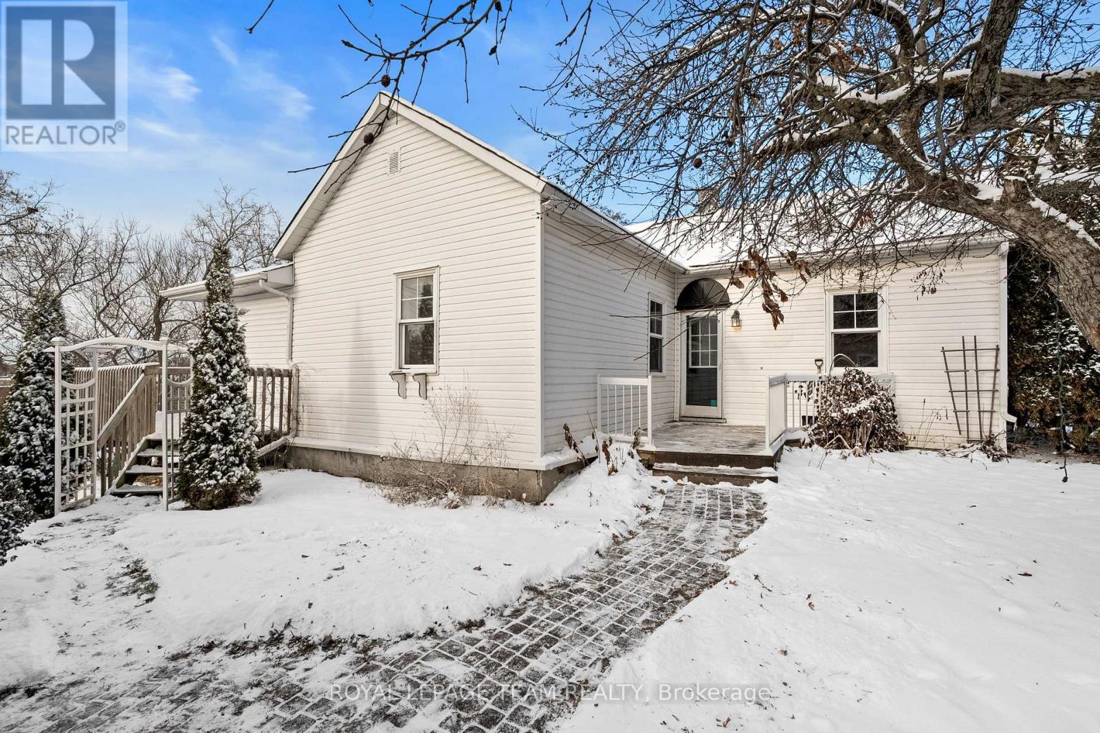 5584 Manotick Main Street