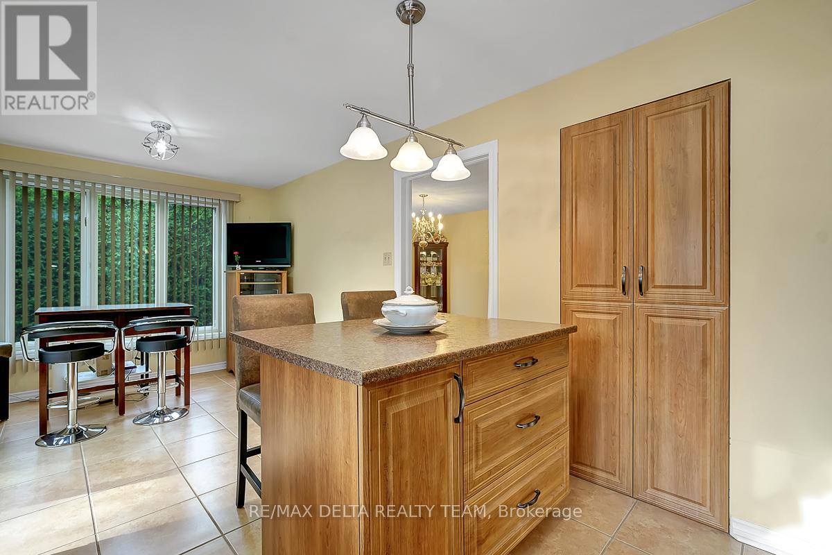 6096 Meadowhill Crescent