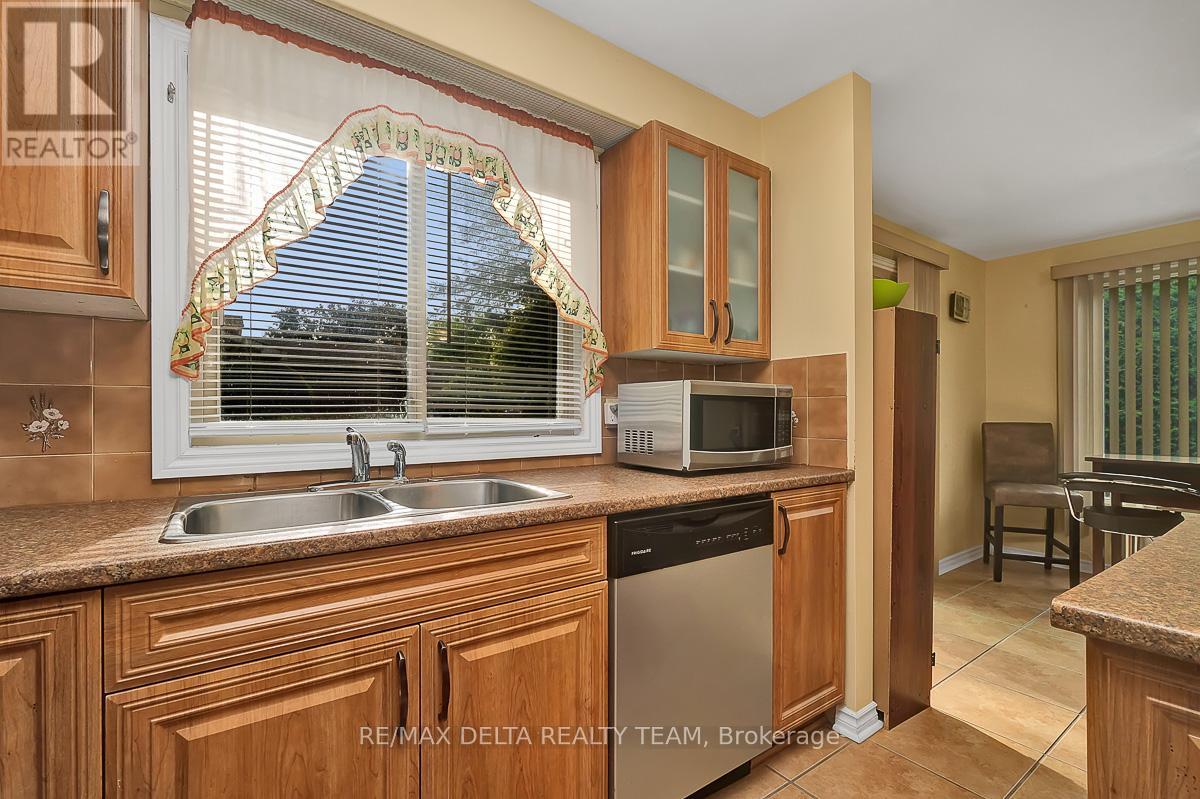 6096 Meadowhill Crescent