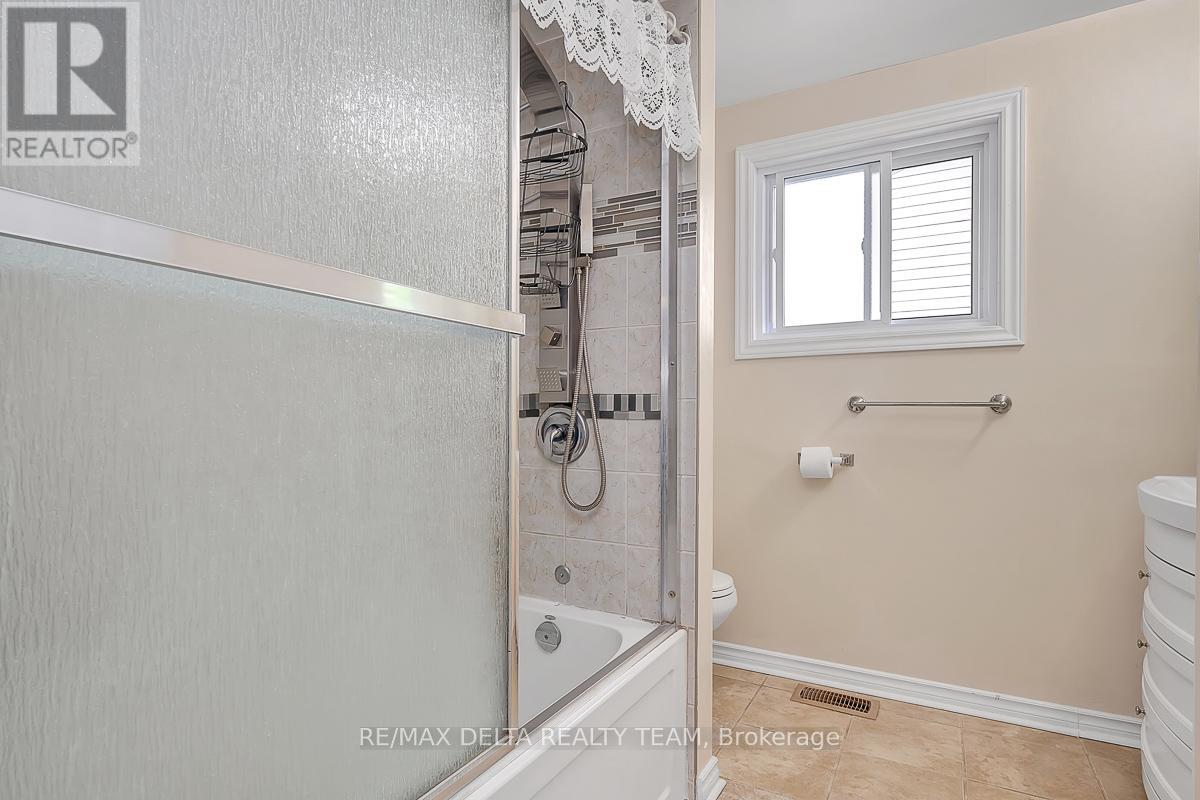 6096 Meadowhill Crescent